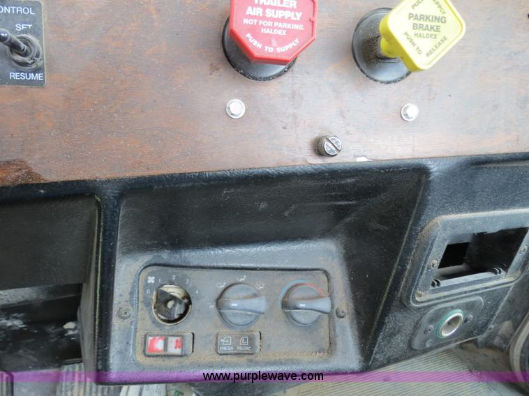 image for item A5346 1998 Peterbilt 378 semi truck