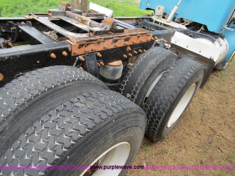 image for item A5346 1998 Peterbilt 378 semi truck