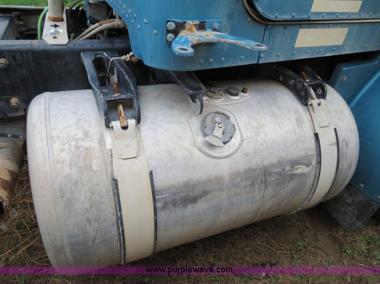 image for item A5346 1998 Peterbilt 378 semi truck