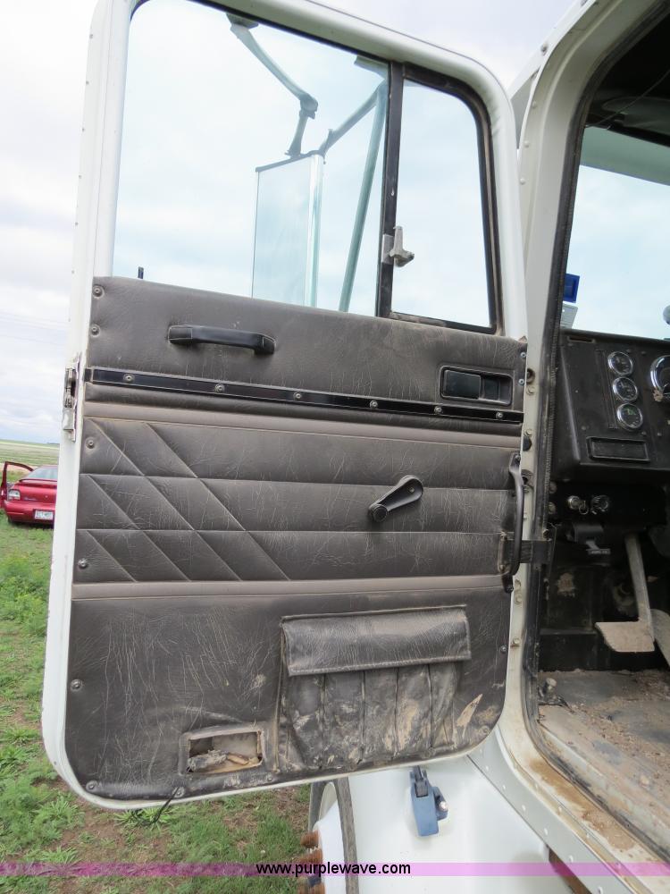 image for item A5348 1998 International 9100 semi truck