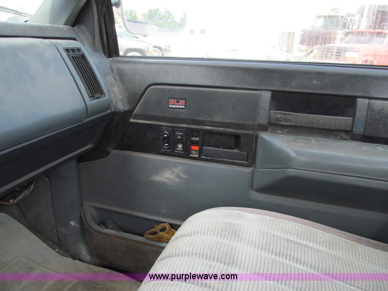 image for item A8322 1989 GMC K3500 pickup truck