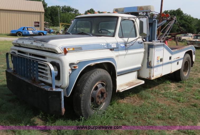image for item B2405 1975 Ford 600 tow truck