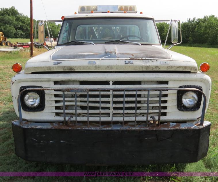 image for item B2405 1975 Ford 600 tow truck