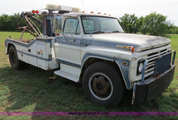image for item B2405 1975 Ford 600 tow truck