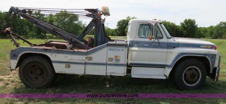 image for item B2405 1975 Ford 600 tow truck