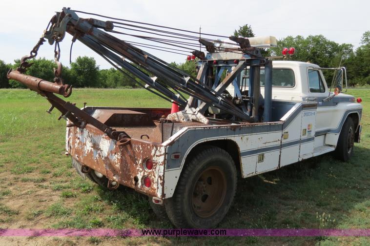 image for item B2405 1975 Ford 600 tow truck