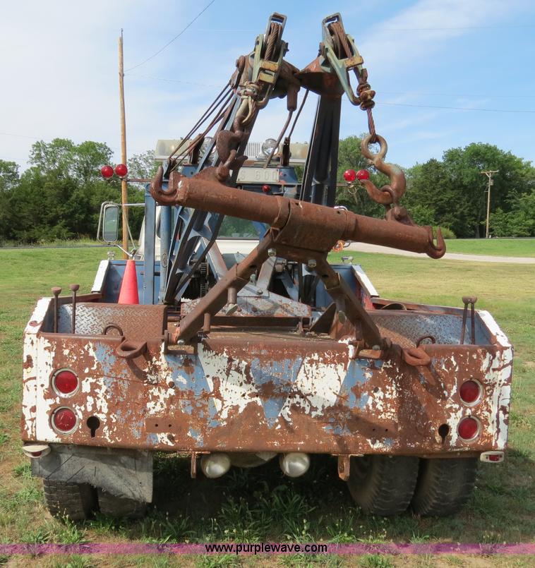 image for item B2405 1975 Ford 600 tow truck