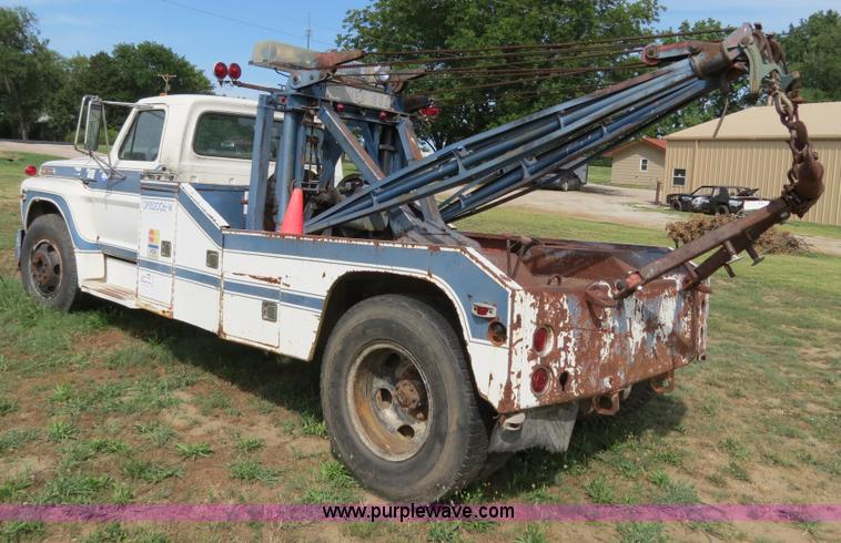 image for item B2405 1975 Ford 600 tow truck