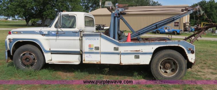 image for item B2405 1975 Ford 600 tow truck