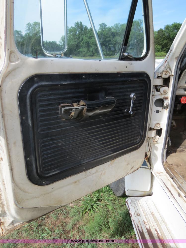 image for item B2405 1975 Ford 600 tow truck