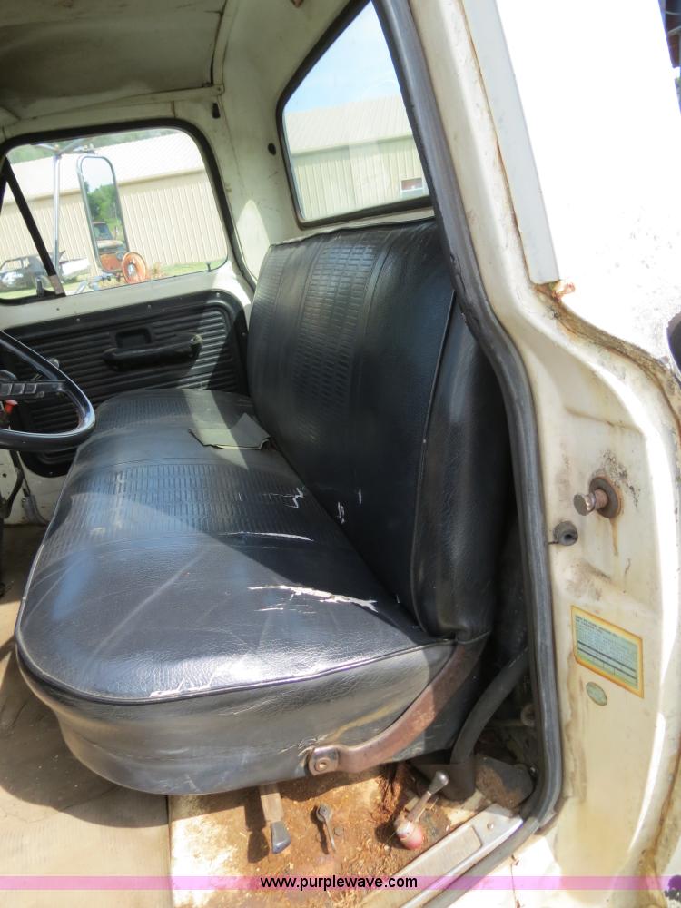 image for item B2405 1975 Ford 600 tow truck