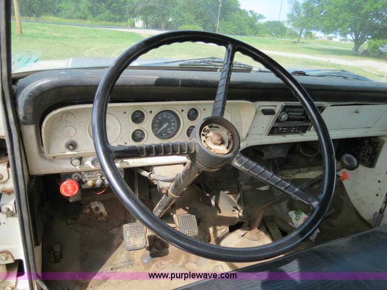 image for item B2405 1975 Ford 600 tow truck