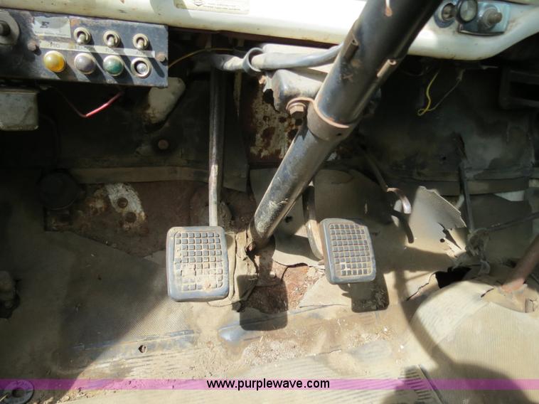 image for item B2405 1975 Ford 600 tow truck