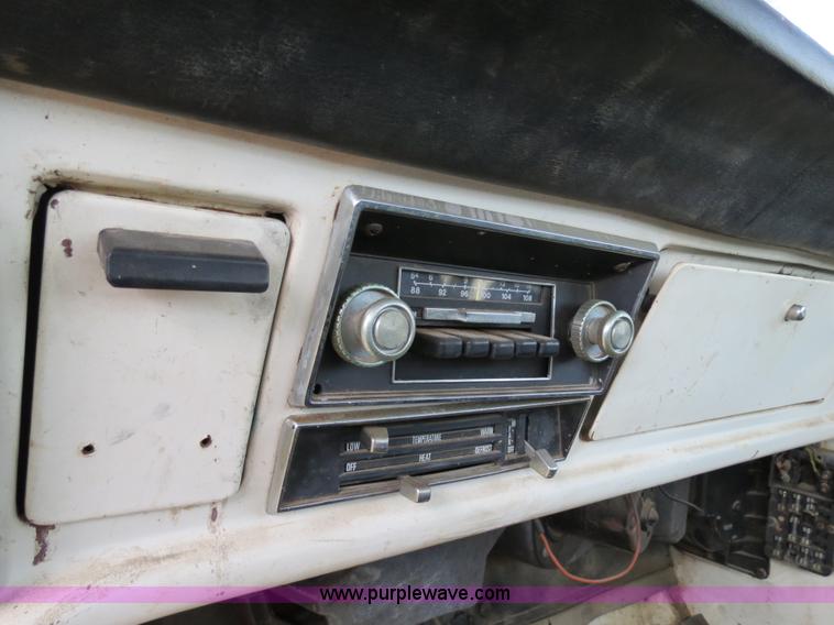 image for item B2405 1975 Ford 600 tow truck