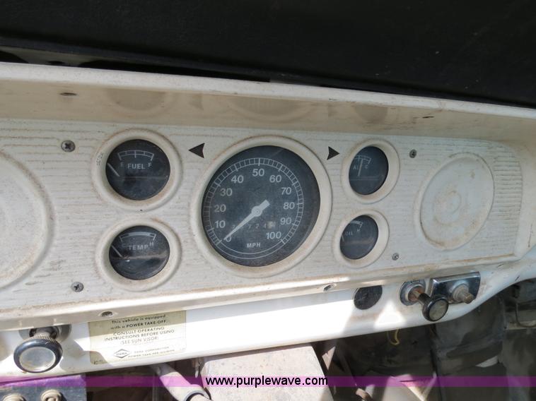 image for item B2405 1975 Ford 600 tow truck