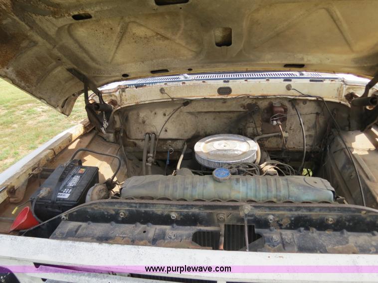 image for item B2405 1975 Ford 600 tow truck