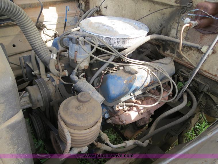 image for item B2405 1975 Ford 600 tow truck