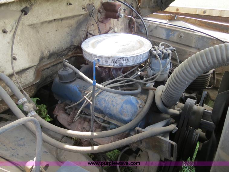 image for item B2405 1975 Ford 600 tow truck