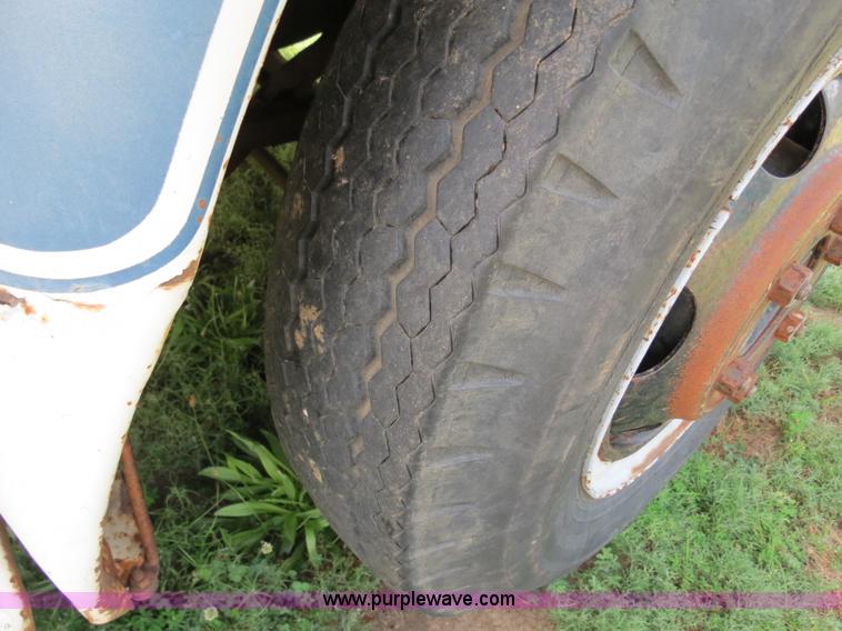 image for item B2405 1975 Ford 600 tow truck