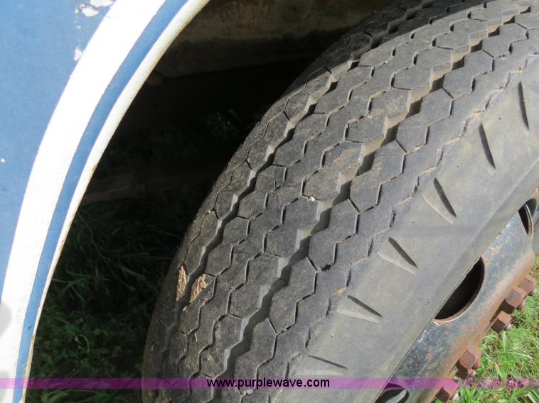 image for item B2405 1975 Ford 600 tow truck