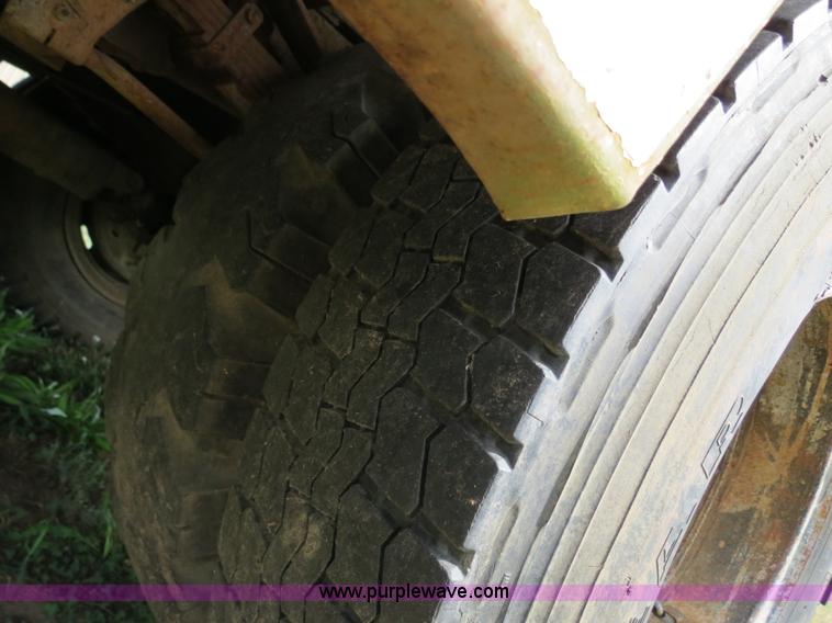 image for item B2405 1975 Ford 600 tow truck