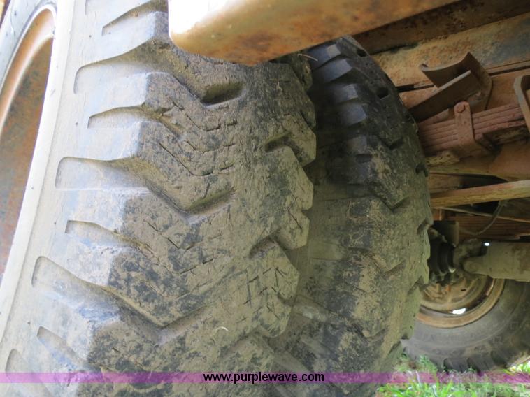 image for item B2405 1975 Ford 600 tow truck