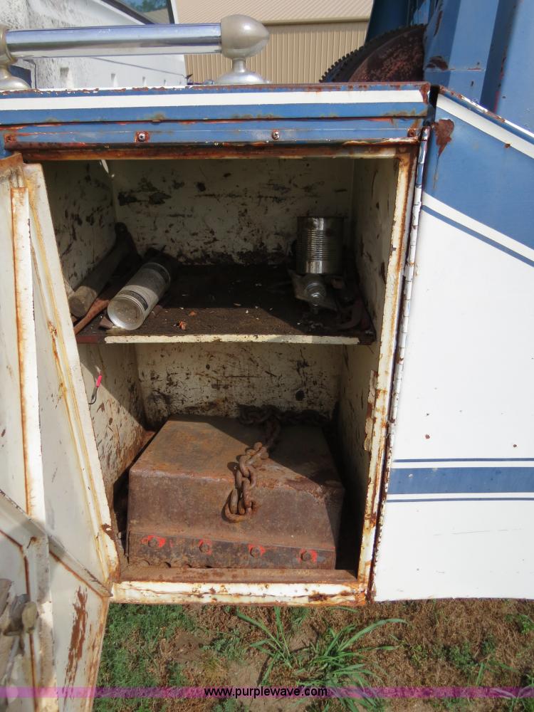 image for item B2405 1975 Ford 600 tow truck