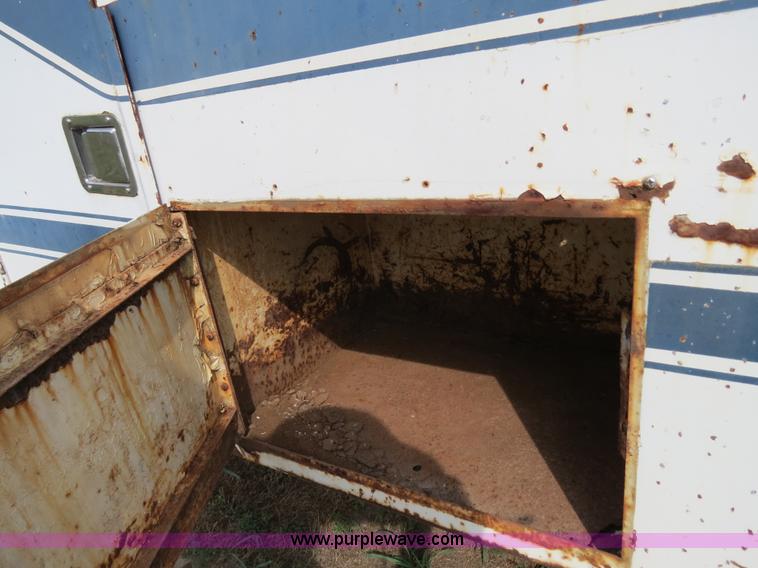 image for item B2405 1975 Ford 600 tow truck