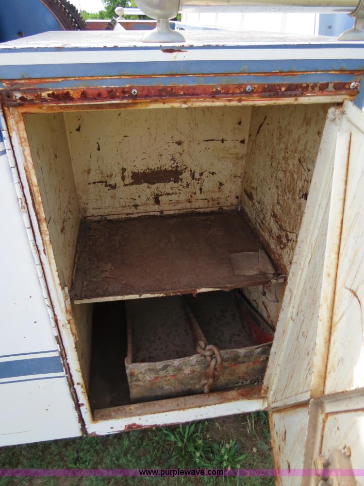 image for item B2405 1975 Ford 600 tow truck