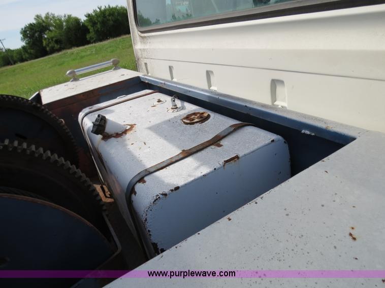 image for item B2405 1975 Ford 600 tow truck