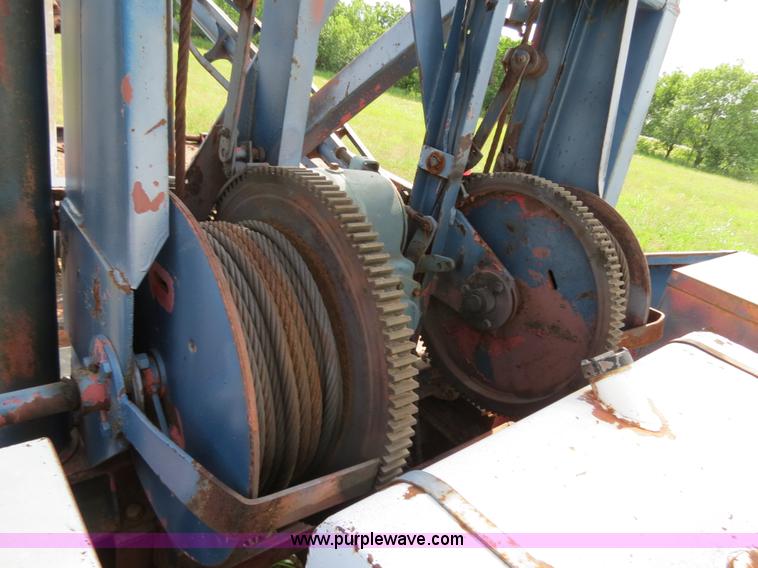 image for item B2405 1975 Ford 600 tow truck