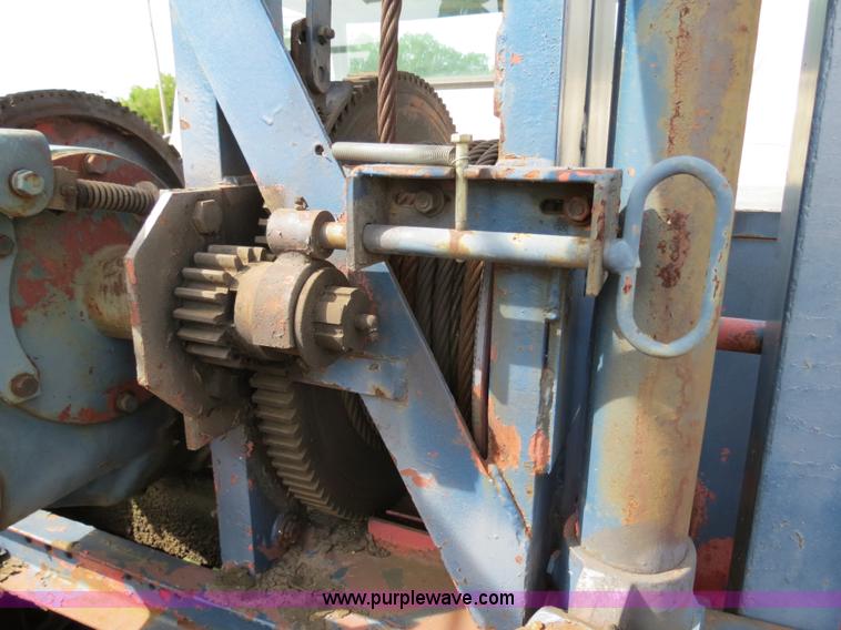 image for item B2405 1975 Ford 600 tow truck