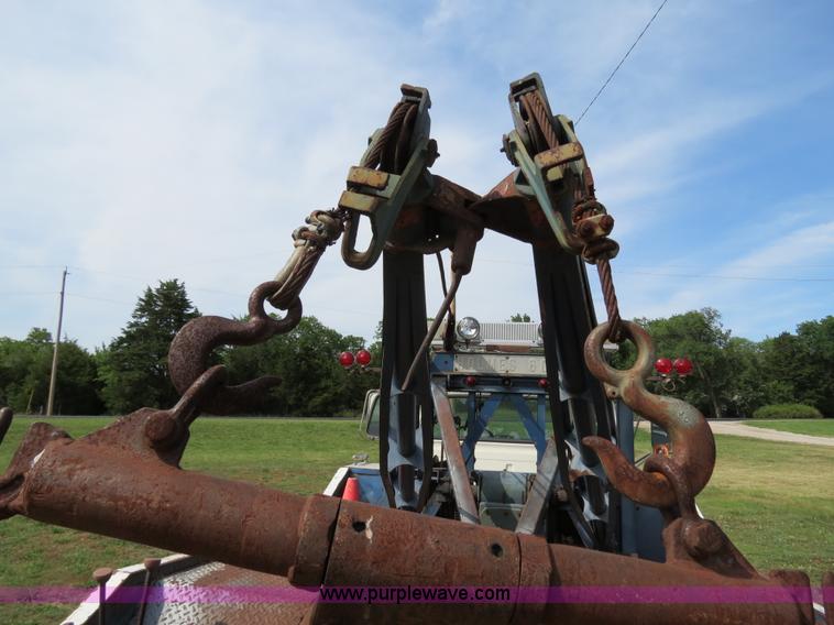 image for item B2405 1975 Ford 600 tow truck