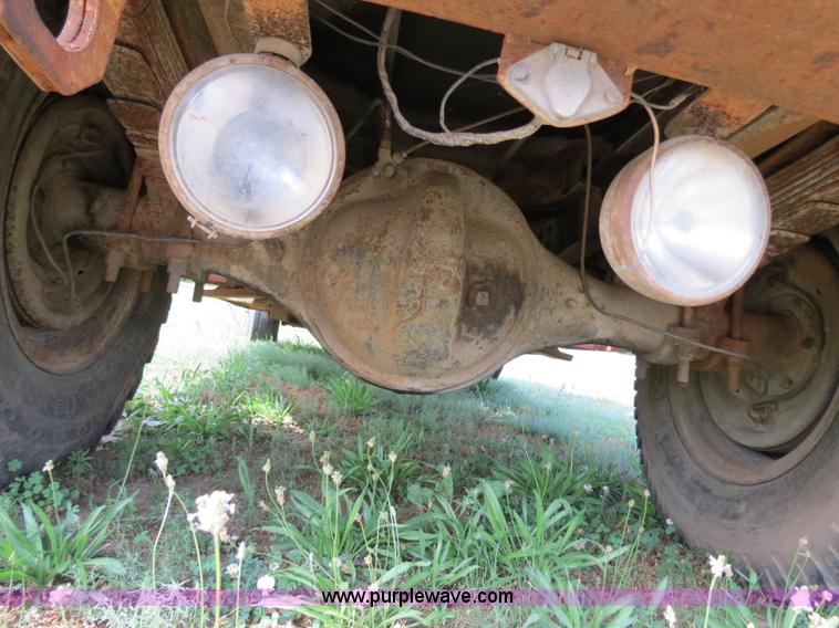 image for item B2405 1975 Ford 600 tow truck