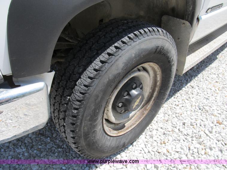 image for item B2720 1995 Chevrolet 3500 utility pickup truck