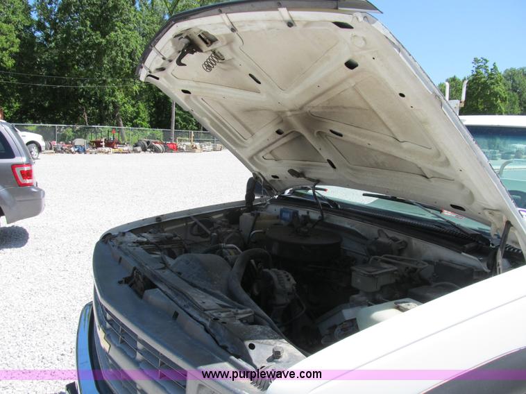 image for item B2720 1995 Chevrolet 3500 utility pickup truck