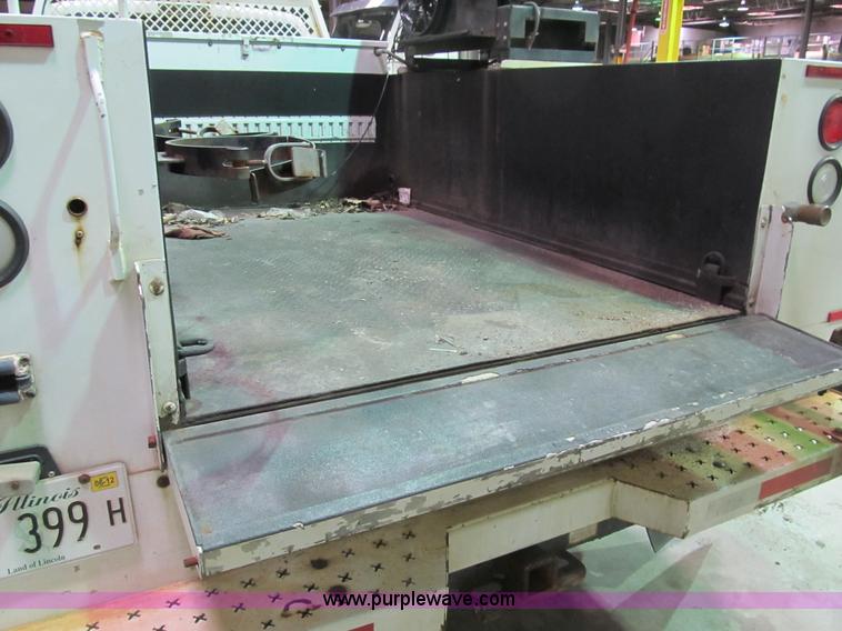 image for item B2724 2006 Ford F550 XL Super Duty utility pickup truck