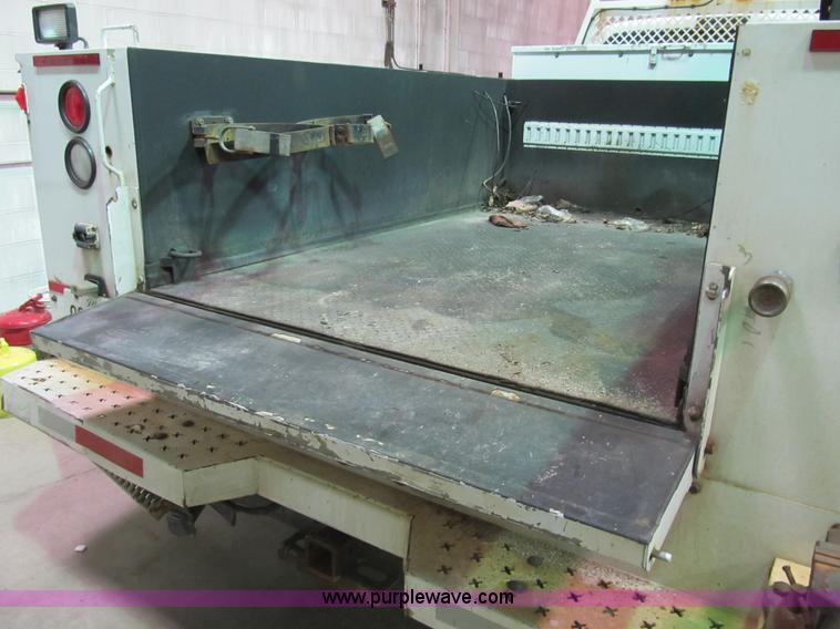 image for item B2724 2006 Ford F550 XL Super Duty utility pickup truck