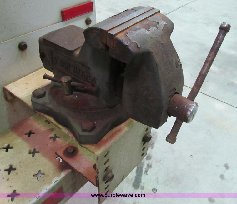 image for item B2724 2006 Ford F550 XL Super Duty utility pickup truck