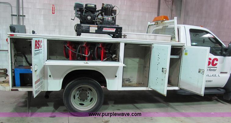 image for item B2724 2006 Ford F550 XL Super Duty utility pickup truck