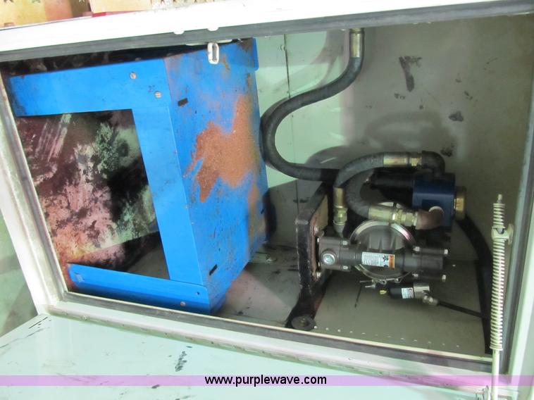 image for item B2724 2006 Ford F550 XL Super Duty utility pickup truck