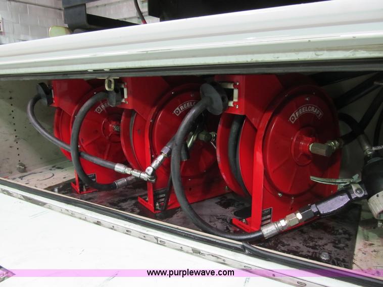 image for item B2724 2006 Ford F550 XL Super Duty utility pickup truck