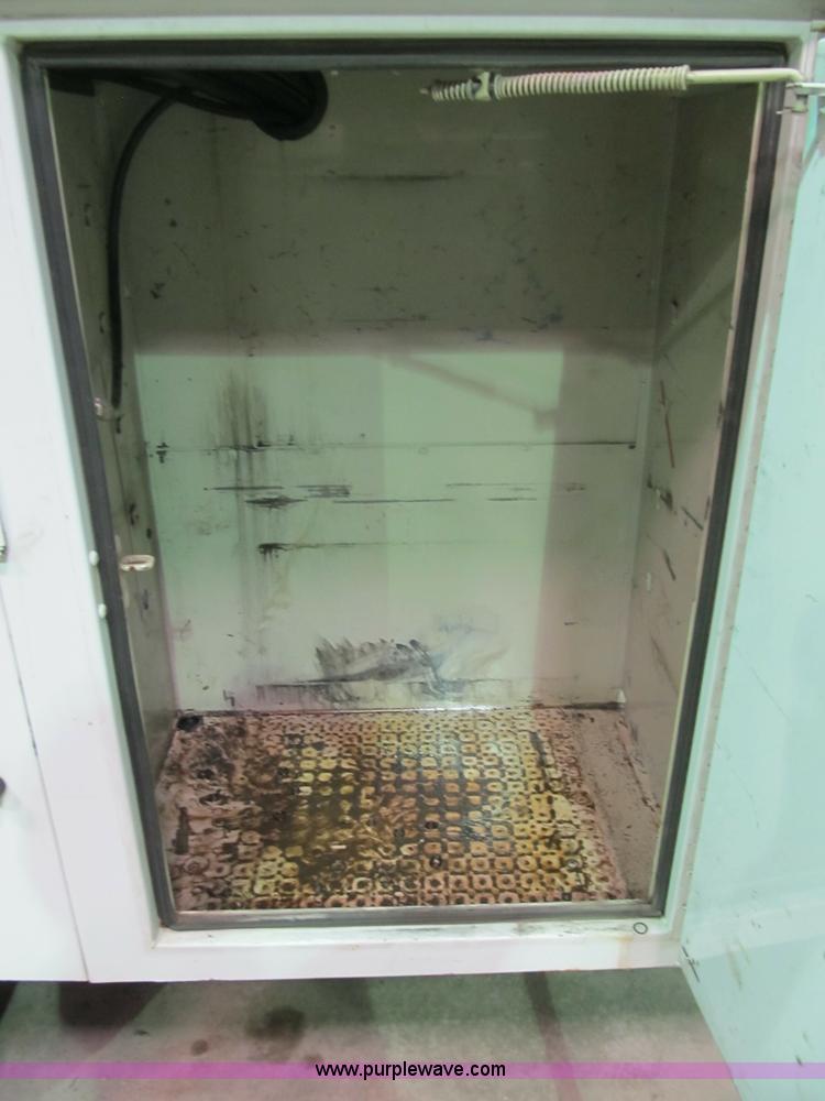 image for item B2724 2006 Ford F550 XL Super Duty utility pickup truck