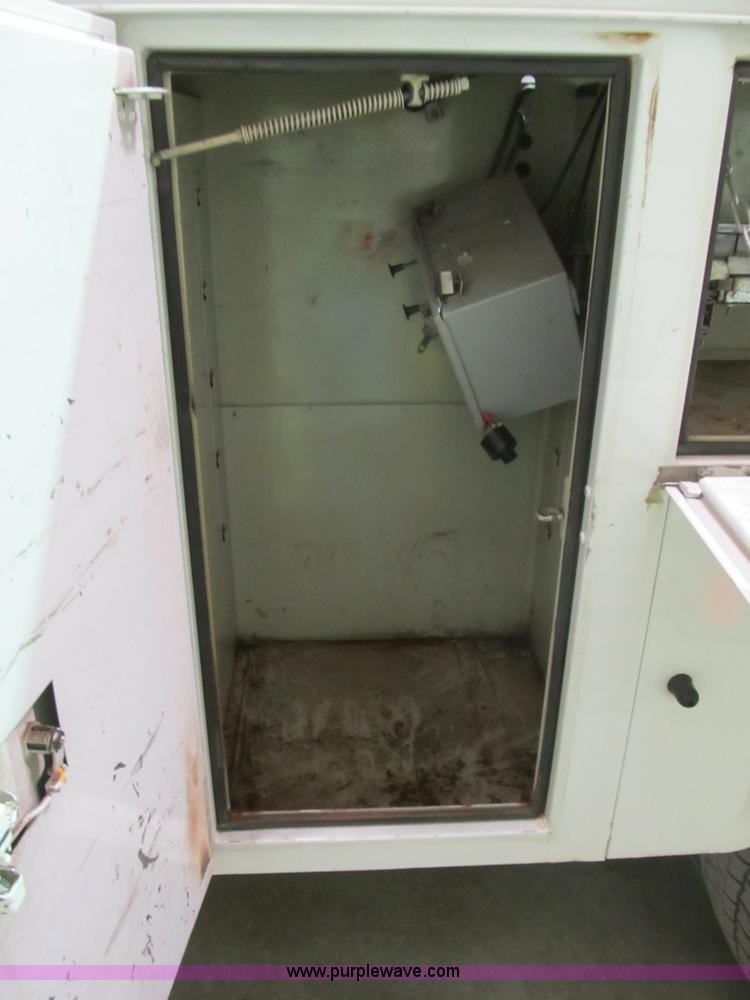 image for item B2724 2006 Ford F550 XL Super Duty utility pickup truck