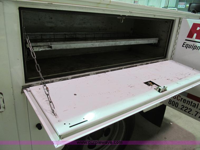 image for item B2724 2006 Ford F550 XL Super Duty utility pickup truck