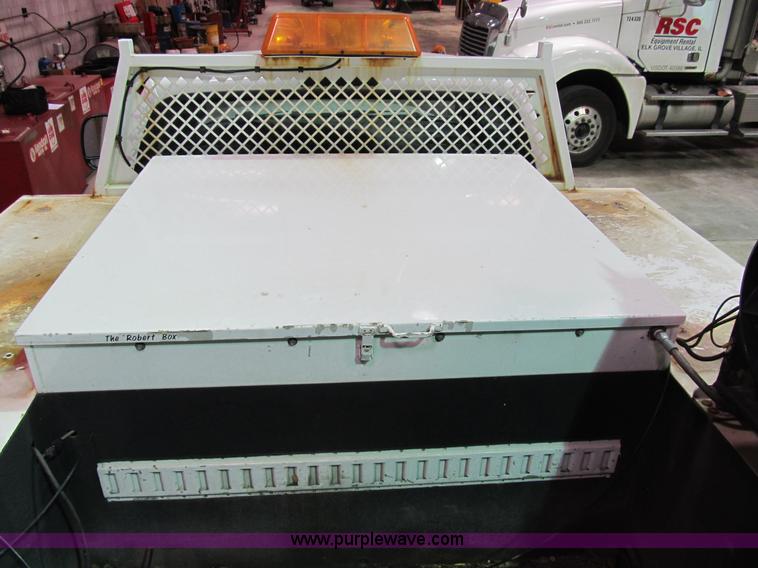 image for item B2724 2006 Ford F550 XL Super Duty utility pickup truck