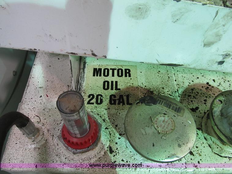 image for item B2724 2006 Ford F550 XL Super Duty utility pickup truck