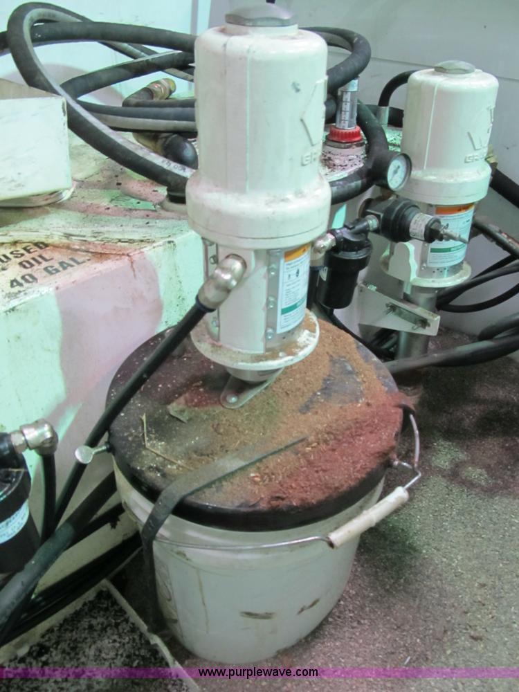 image for item B2724 2006 Ford F550 XL Super Duty utility pickup truck