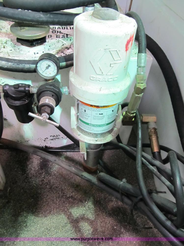 image for item B2724 2006 Ford F550 XL Super Duty utility pickup truck