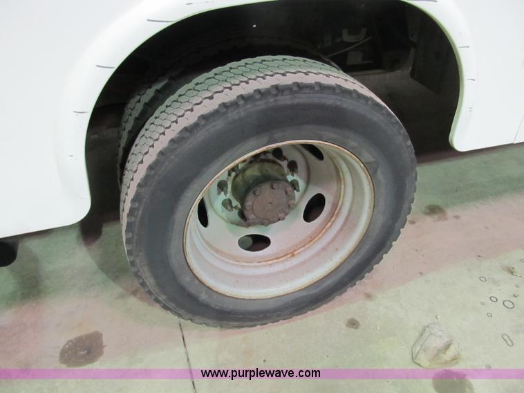 image for item B2724 2006 Ford F550 XL Super Duty utility pickup truck